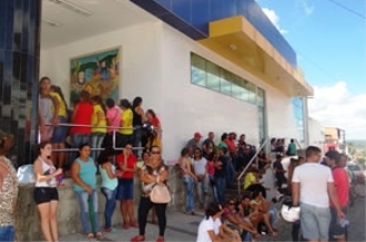 Professores ao lado da Prefeitura.