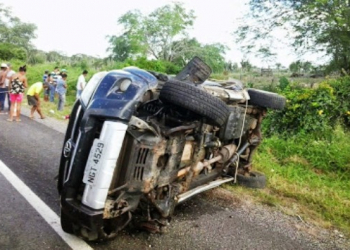 Pai e filho morrem após carro perder roda e capotar na BR 324 Gavião