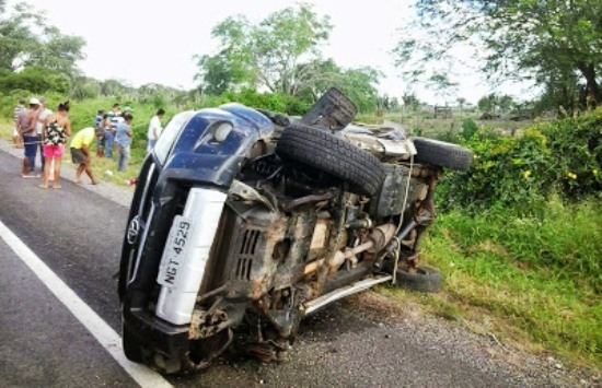 Pai e filho morrem após carro perder roda e capotar na BR 324 Gavião