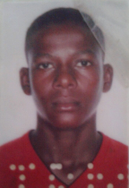 Vítima recebeu vários golpes de faca. 