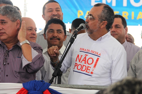 Roberto Carlos é esse de bigode que errou o nome do prefeito e o prefeito devolveu com  a mesma moeda. 