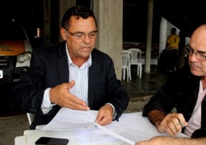 Jorge mostra ao repórter Valdemí de Assis, documentos encaminhados aos órgãos competentes.