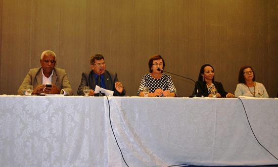 Mandatos homenageiam assistentes sociais e combatem a precarização do trabalho