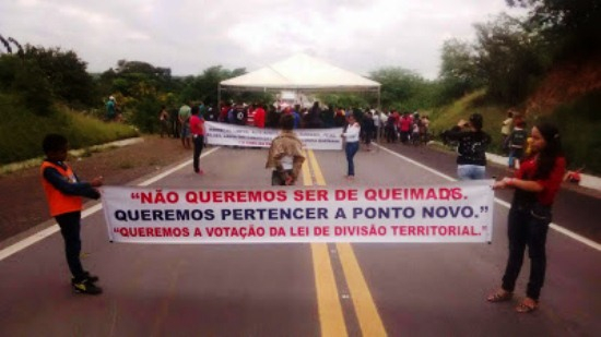 Manifestantes voltam a bloquear BR 407 pedindo que povoados de Queimadas passem a pertencer a Ponto Novo