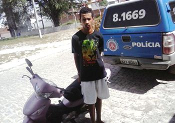 PM prende em flagrante jovem tentando desmontar moto em casa abandonada