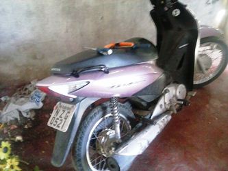 PM prende em flagrante jovem tentando desmontar moto em casa abandonada