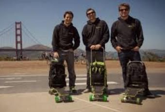 Baianos criam skate elétrico que vira mochila e pode ser proposta para mobilidade urbana