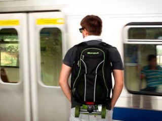 Baianos criam skate elétrico que vira mochila e pode ser proposta para mobilidade urbana
