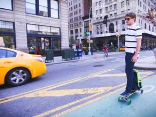 Baianos criam skate elétrico que vira mochila e pode ser proposta para mobilidade urbana