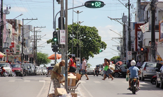 Aqui o registro de irregularidade de pedestres, que não observou o sinal ainda aberto para veículos..