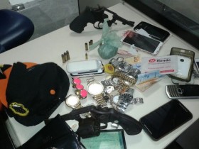 Objetos e armas encontrados com os suspeitos.