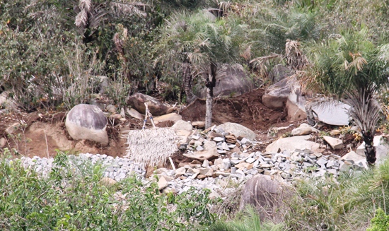 Serviço literalmente duro  tem como principal instrumento a marreta.