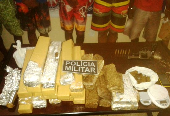 PM prende nove pessoas com cerca de 25 kg de maconha e um revolver calibre 38 em Tucano