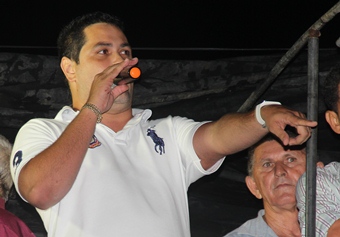 Prefeito entrega pavimentação no Povoado de Riacho da Onça e externa preocupação com a saúde