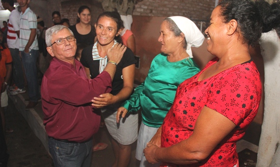 Durante o percurso pelas ruas pavimentadas o prefeito recebeu o carinho dos moradores que agradeceram a obra.