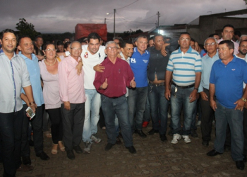 Prefeito entrega pavimentação no Povoado de Riacho da Onça e externa preocupação com a saúde