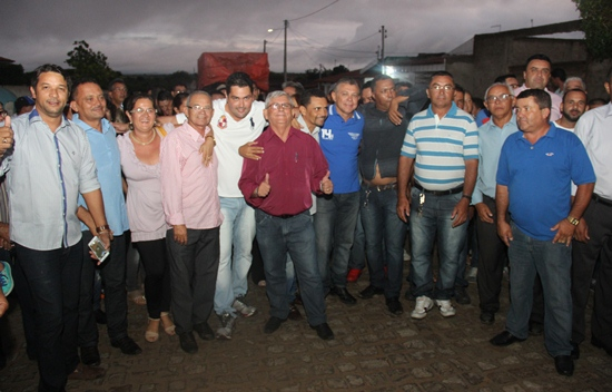 Prefeito entrega pavimentação no Povoado de Riacho da Onça e externa preocupação com a saúde