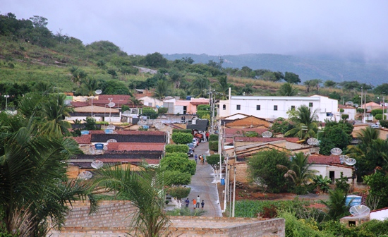 Riacho da Onça fica a cerca de 2 km da BA 120 e a 13 da sede do Município.