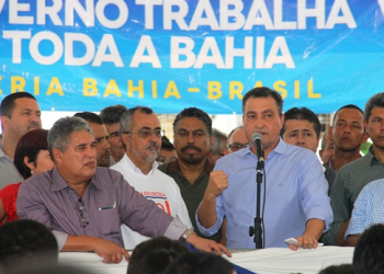 Governador Rui Costa entrega “pacote” de benefícios na cidade de Valente