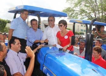 Governador Rui Costa entrega “pacote” de benefícios na cidade de Valente