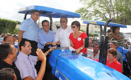 Governador Rui Costa entrega “pacote” de benefícios na cidade de Valente