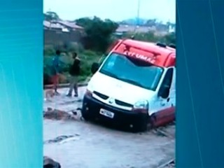 Ambulância do Samu presa em buraco na rua