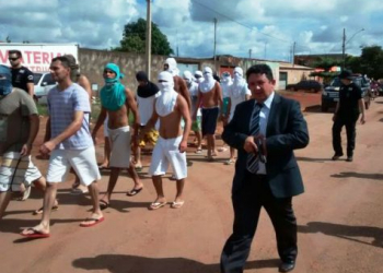 Sem gasolina, delegado transfere presos de delegacia para cadeia a pé