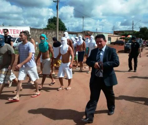 Sem gasolina, delegado transfere presos de delegacia para cadeia a pé