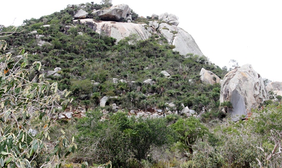 Serra do Lajedo às margens da BA 120 é um dos locais onde mais se extrai pedras. Foto: Raimundo Mascarenhas