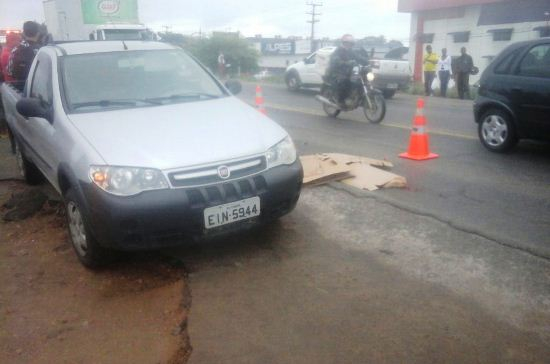 Motorista de Fiat Strada com placa de Valente se joga debaixo de carreta em Feira de Santana