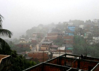 Internauta registra fotos do temporal que cai em Salvador há quase 24 horas