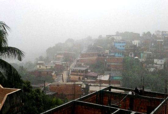 Internauta registra fotos do temporal que cai em Salvador há quase 24 horas