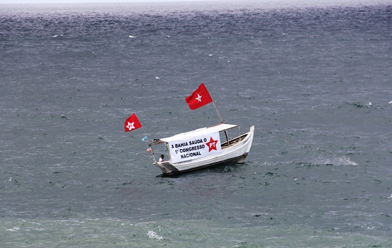 A maré não está muito favorável ao partido, que garante o barco não afundar.