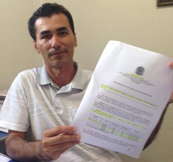 Secretário de Saúde Agnaldo Oliveira mostrar documento que aprova o uso da substância.