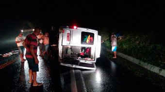 Van tomba e mulher morre na BR-101; veículo estava a 4 km do destino