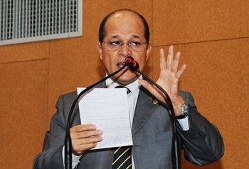 Presidente da CCJ-BA critica aprovação do financiamento privado de campanhas e ironiza erro de redação