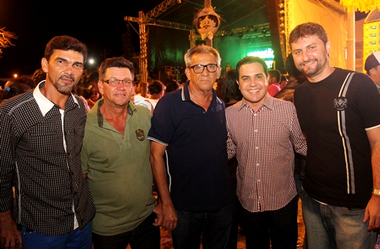 Da esquerda para a direita: vereador de Retirolândia Robson, secretário Municipal Nadinho Ferreira, prefeito Nafitel, deputado Tom Araújo e vice prefeito Izaque Neto. 