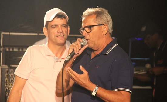 Nafitel fala para o público ao ser convidado pelo locutor  Craque