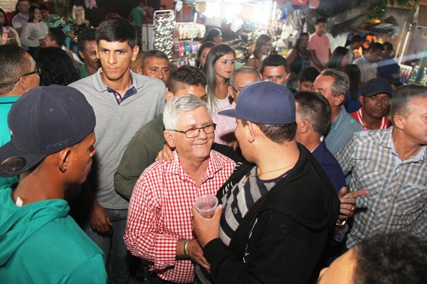 Jorge Andrade literalmente em casa, abraçou os participantes da festa. Foto- Raimundo Mascarenhas