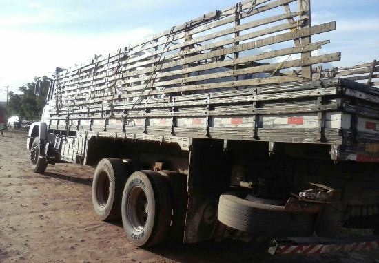 Caminhão atingido no fundo na altura do alerta esquerdo.