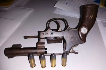 Policias do 16º BPM apreende arma e droga nas cidades de Coité e Araci e mobiliza PM de Cansanção para prender traficante