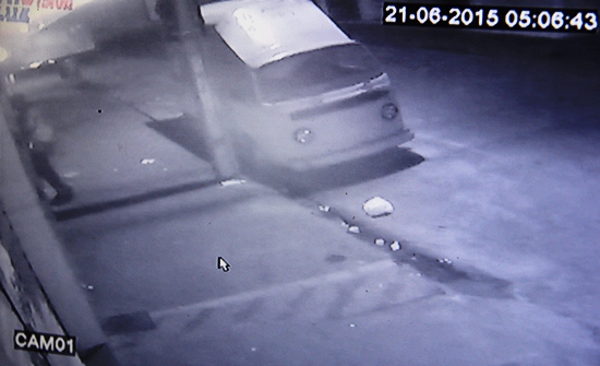 No canto esquerdo da foto o individuo se preparando para levantar a porta.