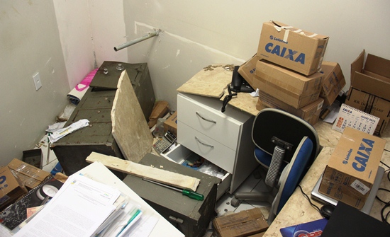 Escritório após a ação criminosa.