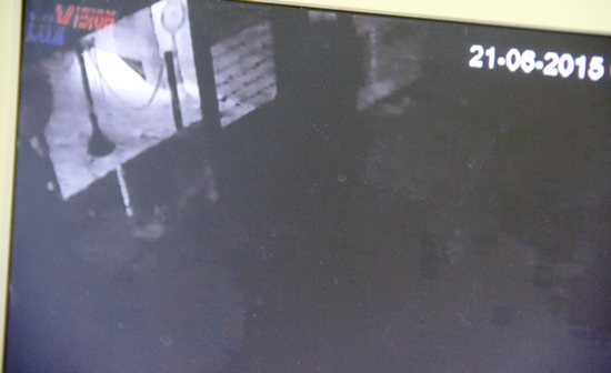 Momento ue o individuo pulou do teto, em pose de uma lanterna. 