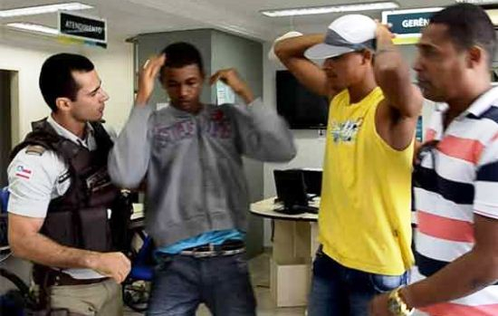 Dois homens são presos em tentativa de assalto a cooperativa de crédito na cidade de Tucano