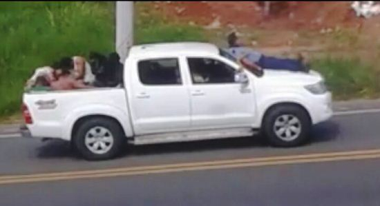 Quadrilha leva reféns no capô de carros após assalto a Banco na cidade de Conde-BA ( Veja o vídeo)