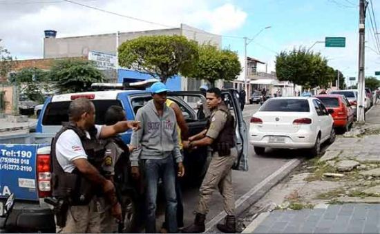Dupla levada para Euclides da Cunha, distante 60 km de Tucano.