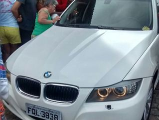 Homem é executado dentro de BMW com placa de Coité, em Porto Seguro