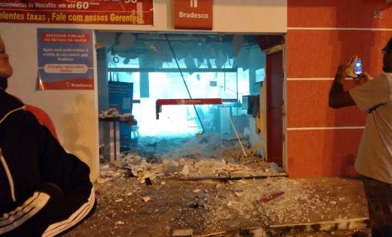 Bandidos explodem caixas eletrônicos de dois bancos na cidade de Valente