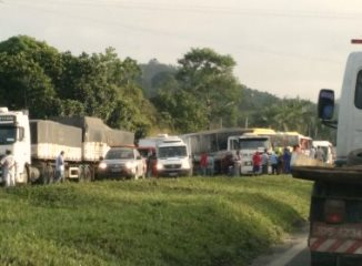 Caminhoneiro morre em acidente na BR-324; vias têm congestionamento
